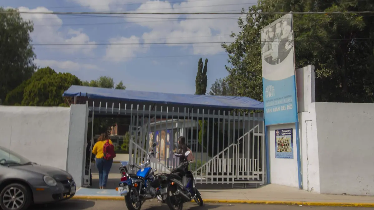 Indagan situación de docente del bachillerato. Foto César Ortiz. El Sol de San Juan del Río.